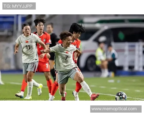 中国女足迎战日本队力争胜利展现拼搏精神与团队合作的决心